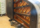 Bevor der Resonanzboden ausgespänt werden kann, muss er vorsichtig hochgekeilt werden.
